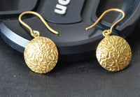 Load image into Gallery viewer, Ohrringe vergoldet 925 Silber Scheibe konvex Dornen
