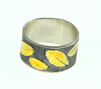 Load image into Gallery viewer, Ring 925 Silber oxidiert Blätter vergoldet Gips Textur
