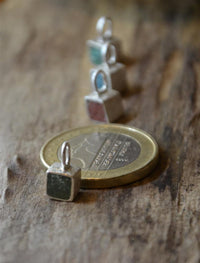 Load image into Gallery viewer, Anhänger Silber 925 Würfel crushed Stein 5mm
