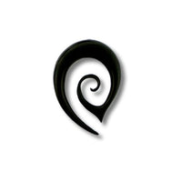 Cargar imagen en el visor de la galería, Tribal Horn Piercing Expander, Maori-Spirale, Ohrring aus Horn, 6mm,  schwarz, Plug, Tunnel, Ohrhänger, Ohrstecker
