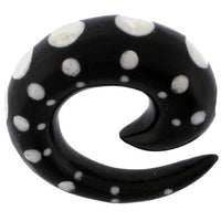Cargar imagen en el visor de la galería, Tribal Buffalo Horn Piercing Expander, schwarze Spirale mit weißen Punkten, 4mm Ohrring aus Büffelhorn, Plug, Tunnel, Ohrhänger, Ohrstecker
