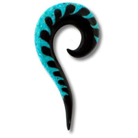 Load image into Gallery viewer, The Tribal Horn Piercing Expander Inlay Spirale Welle in black and turquoise features a spiral shape reminiscent of a stylized question mark.
