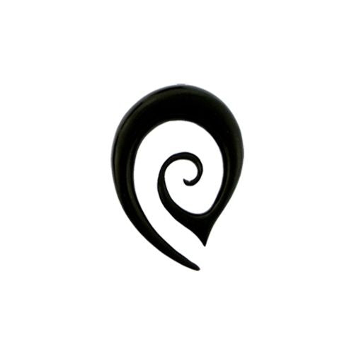 Der Tribal Buffalo Horn Piercing Spitze Expander in Schwarz überzeugt als handgeschnitzter Spiral Plug Ohrring mit stilvoller Teardrop-Optik – elegant vor schlicht weißem Hintergrund.