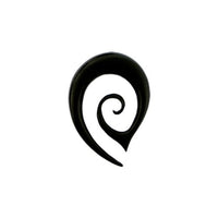 Load image into Gallery viewer, Der Tribal Buffalo Horn Piercing Spitze Expander in Schwarz überzeugt als handgeschnitzter Spiral Plug Ohrring mit stilvoller Teardrop-Optik – elegant vor schlicht weißem Hintergrund.

