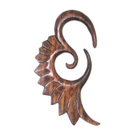 Load image into Gallery viewer, Tribal Holz Pircing Expander, dunkelbraune Engelflügel-Spirale, handgeschnitzt aus Sonoholz, 6mm, Plug, Flesh Tunnel, Ohrhänger, Ohrring, Ohrstecker
