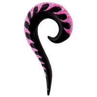 Load image into Gallery viewer, Tribal Horn Piercing Expander, pinkfarbene Inlay-Spirale, Welle, Ohrring aus Horn, 4mm,  schwarz-türkis, Plug, Tunnel, Ohrhänger, Ohrstecker

