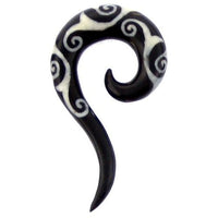 Load image into Gallery viewer, Tribal Buffalo Horn Piercing Expander, schwarze Thai-Spirale mit weißem Spiralenmuster , 6mm Ohrring aus Büffelhorn, Plug, Tunnel, Ohrhänger, Ohrstecker
