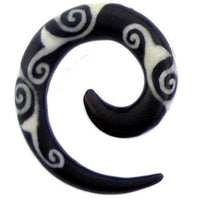 Load image into Gallery viewer, Tribal Buffalo Horn Piercing Expander, schwarze Spirale mit weißem Spiralenmuster , 6mm Ohrring aus Büffelhorn, Plug, Tunnel, Ohrhänger, Ohrstecker
