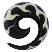 Cargar imagen en el visor de la galería, Tribal Buffalo Horn Piercing Expander, schwarze Spirale mit weißen Flammen-Inlay , 6mm Ohrring aus Büffelhorn, Plug, Tunnel, Ohrhänger, Ohrstecker

