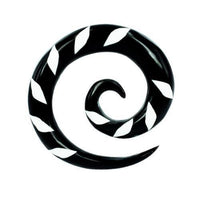 Load image into Gallery viewer, Tribal Buffalo Horn Piercing Expander, schwarze Spirale mit weißem Karoinlay, 16mm,  Plug, Tunnel, Ohrring, Ohrhänger, Ohrstecker
