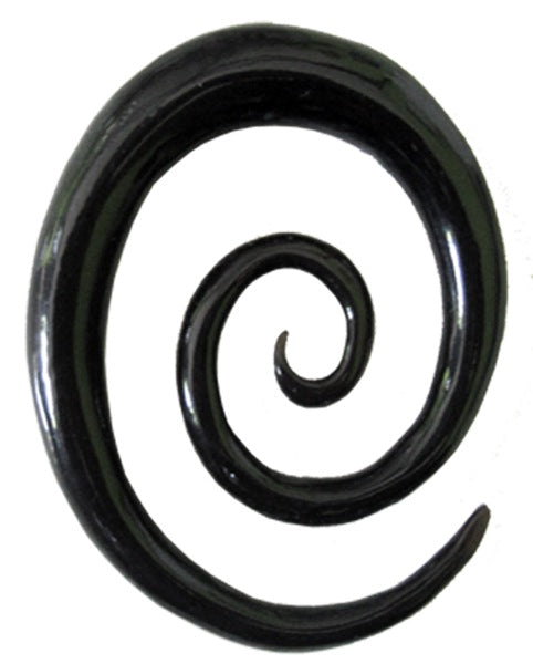 The Tribal Buffalo Horn Piercing Expander schwarz oval Spirale Plug Ohrhänger Ohrstecker features a black, glossy, smooth, curved spiral design—ideal as a bold statement accessory against any plain backdrop.