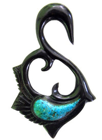 Load image into Gallery viewer, The Tribal Buffalo Horn Piercing Expander schwarz Schwan features a black carved fish hook design with feather details and a Türkis Stein inlay, inspired by traditional piercing styles.

