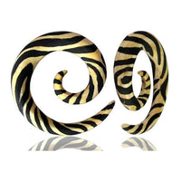 Cargar imagen en el visor de la galería, The hand-painted Piercing Zebra Muster Spirale Holz Plug Ohrstecker in light black features a bold, striking spiral zebra pattern for a standout look.
