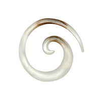 Load image into Gallery viewer, Perlmutt Piercing Spirale Expander Muschel filigran geschnitzt Handarbeit Dehner
