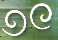 Load image into Gallery viewer, Perlmutt Piercing Spirale Expander Muschel filigran geschnitzt Handarbeit Dehner
