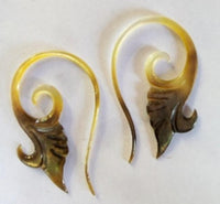 Load image into Gallery viewer, Perlmutt Piercing Spiral Hook 2mm Expander Muschel filigran handgeschnitzt Ohr
