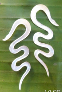 Load image into Gallery viewer, Perlmutt Piercing Schlange Hook 4mm Expander Muschel filigran handgeschnitzt Ohr
