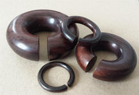 Load image into Gallery viewer, Piercing Narraholz Holz Expander dunkelbraun groß Ohrstecker Ring Bogen Dehner
