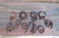 Cargar imagen en el visor de la galería, Holz dunkelbraun Lobe Piercing Bogen Hook Zacken
