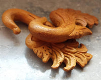 Cargar imagen en el visor de la galería, Jackfrucht Holz hell braun 10mm Lobe Piercing Hook Fire
