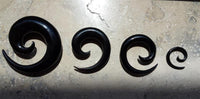 Load image into Gallery viewer, Tribal Buffalo Horn Piercing Expander schwarz Spirale
