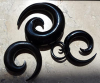 Load image into Gallery viewer, Tribal Buffalo Horn Piercing Expander schwarz Spirale
