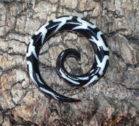 Cargar imagen en el visor de la galería, Horn Piercing Dehnschnecke Centipede Bone Inlay 5mm

