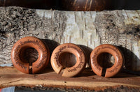 Cargar imagen en el visor de la galería, Piercing Sawoholz Holz Ohrgewicht Ring Donut Schrift

