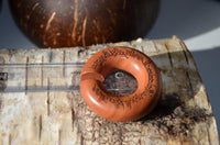 Cargar imagen en el visor de la galería, Piercing Sawoholz Holz Ohrgewicht Ring Donut Schrift
