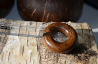 Load image into Gallery viewer, Ohr Piercing Parasitholz Holz Ohrgewicht Ring Donut

