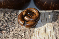 Load image into Gallery viewer, Ohr Piercing Parasitholz Holz Ohrgewicht Ring Donut
