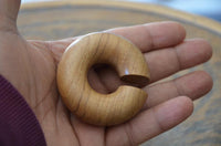 Load image into Gallery viewer, Ohr Donut Holz Ohrgewicht-Piercing Teakholz Ring
