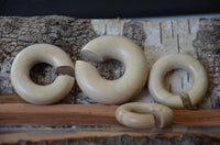 Load image into Gallery viewer, Ohr Donut Piercing Krokodilholz Holz Ohrgewicht Ring
