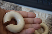 Load image into Gallery viewer, Ohr Donut Piercing Krokodilholz Holz Ohrgewicht Ring
