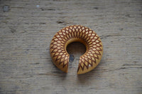 Cargar imagen en el visor de la galería, Donut Ohr Piercing Dahlie Jackfrucht Holz Ohrgewicht
