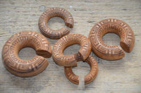 Load image into Gallery viewer, Ohr Donut Piercing griechisch Teakholz Ohrgewicht
