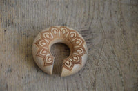 Load image into Gallery viewer, Ohr Donut Piercing Blüte Krokodilholz Ohrgewicht

