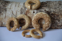 Load image into Gallery viewer, Ohr Donut Piercing Blüte Krokodilholz Ohrgewicht
