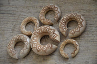 Load image into Gallery viewer, Ohr Donut Piercing Blüte Krokodilholz Ohrgewicht
