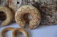 Load image into Gallery viewer, Ohr Donut Piercing Blüte Krokodilholz Ohrgewicht
