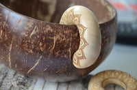 Load image into Gallery viewer, Ohr Donut Piercing Blüte Krokodilholz Ohrgewicht
