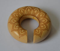 Load image into Gallery viewer, Ohr Donut Piercing Blüte Krokodilholz Ohrgewicht
