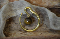 Cargar imagen en el visor de la galería, Ohr Piercing Brass gold Stein Kugel Tigerauge Bogen
