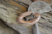 Cargar imagen en el visor de la galería, Olivenholz 14mm Piercing Hoop Creole Mandel 65mm hell
