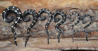 Cargar imagen en el visor de la galería, Horn Piercing Expander schwarz Thai-Spirale Punkte weiß
