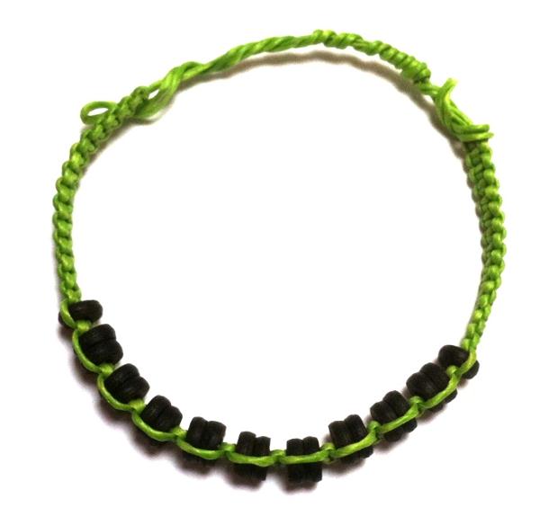 Armband grün schwarz Perlen Wachsfaden Holz handgefädelt Unisex Schmuck Armbänder