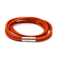 Load image into Gallery viewer, A dreifach mehrlagiges orangenes Lederarmband mit silbernem Magnetverschluss, unisex, liegt kreisförmig auf weißem Hintergrund.
