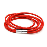 Load image into Gallery viewer, Das unisex Lederarmband „Lederarmbänder Farben Bänder Armband Leder dreifach mehrlagig Magnetverschluss“ präsentiert sich stilvoll mit mehreren Lederlagen und glänzendem Magnetverschluss auf weißem Hintergrund.
