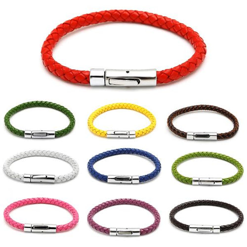 Zehn runde, geflochtene Lederarmbänder (unisex, nickelfrei) in Rot, Grün, Gelb, Braun, Weiß, Blau, Pink, Lila, Hellgrün und Dunkelbraun mit Edelstahl-Knopfverschluss sind in zwei Reihen angeordnet.