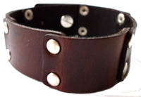 Cargar imagen en el visor de la galería, Lederarmbänder dunkelbraun breit runde silber Nieten Brass Armband Leder unisex nickelfrei
